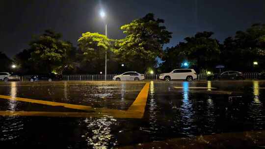 实拍下雨路边，路灯马路水滴特显