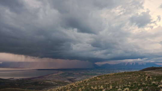 暴雨在犹他州山谷移动，有时会有厚厚的乌云