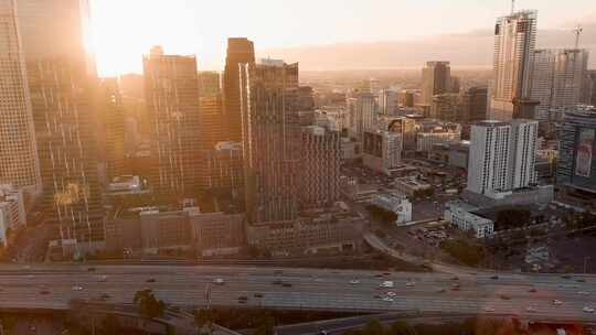 航拍洛杉矶日出阳光照射摩天大楼汽车车流