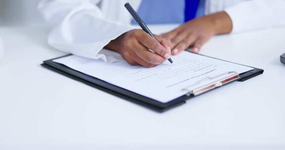 手、清单和医生为医疗保健服务撰写报告、文