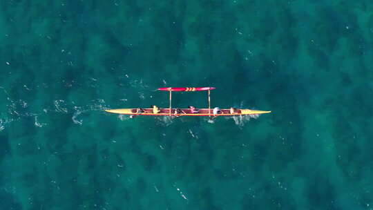 瓦胡岛上运动员划船传统夏威夷独木舟的俯视