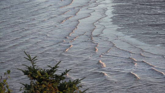 海浪拍打着海岸  