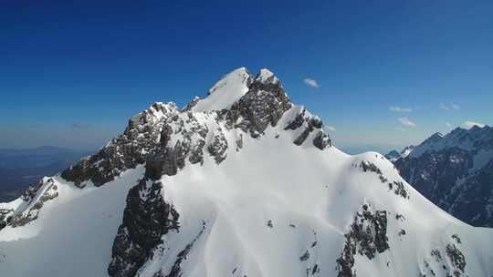 航拍云南丽江玉龙雪山蓝天白云积雪山峰