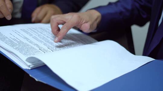 给客户讲解合同文件并签字盖章