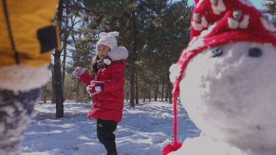 快乐儿童在雪地里打雪仗