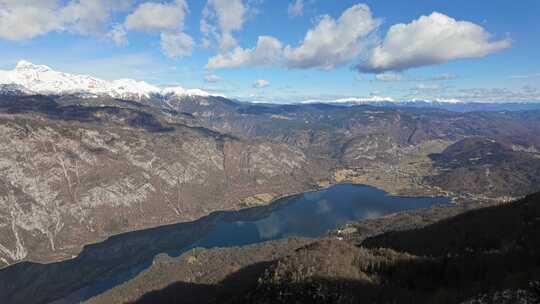 冬季Bohinj湖的景色，周围是斯洛文尼