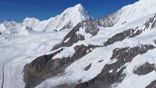 川西航拍中山峰贡嘎雪山壮丽景色