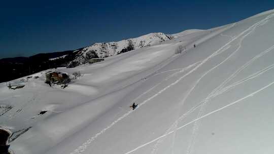 抱着滑雪板走在雪坡上的人视频素材模板下载