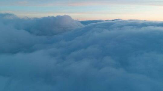 飞越天空中厚厚的一层云