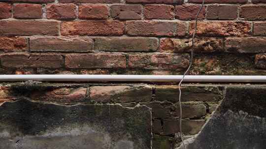 老旧红砖墙及管道特写