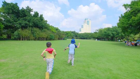 小朋友小学生亲近大自然草地玩耍奔跑