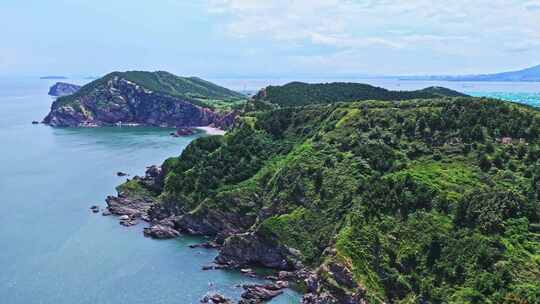 夏季大海礁石海岸线沙滩蓝天白云航拍