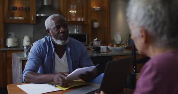 混血老年夫妇在家讨论和计算财务