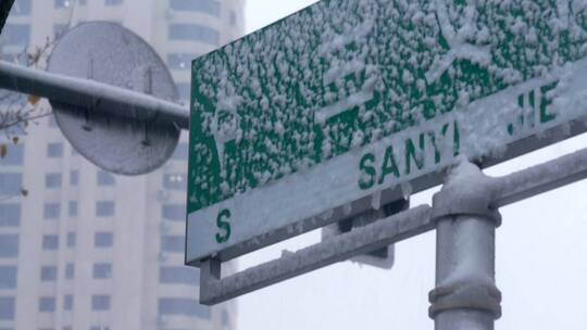 城市雪景下雪冬季街道街景 雪花飘落