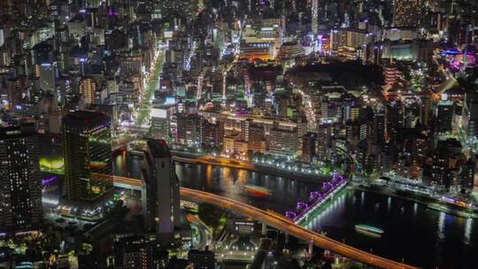 东京在夜晚照亮了城市景观和河流