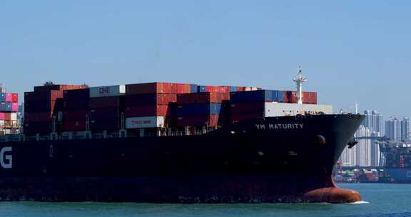 一艘满载货柜的货轮驶离香港葵青货柜码头