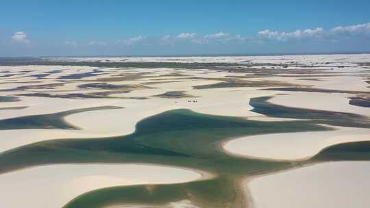 Lencois Maranhens Maranho。风景优美的沙丘和绿松石雨水湖