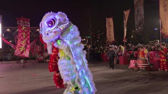 夜间苏州城市街头舞狮狮王争霸表演