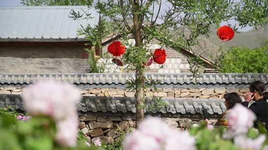 乡村庭院中人物与红灯笼场景