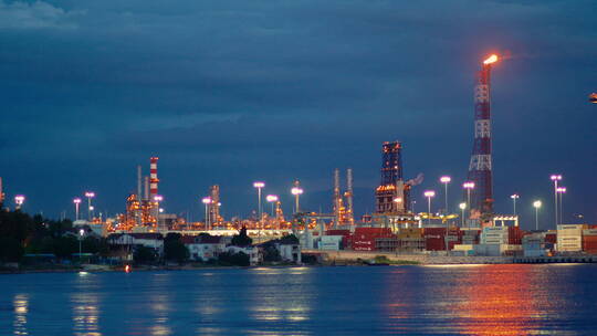 晚上的原油炼制厂和港口