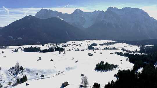 巴伐利亚米滕瓦尔德附近的阿尔卑斯山和卡文德尔山视频素材模板下载