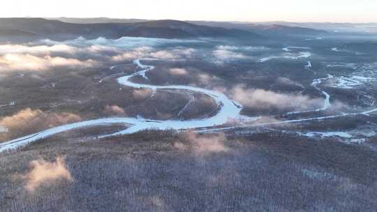 航拍冷空气迷漫的林海雪原