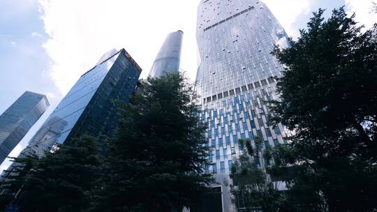 广州商业中心地标建筑，街道两旁的高楼大厦