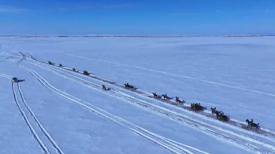 马队汽车草原积雪覆盖的道路