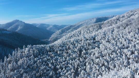 航拍冬季的雪山视频素材模板下载