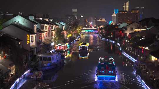 夜色中的水乡河道灯火通明的游船夜景