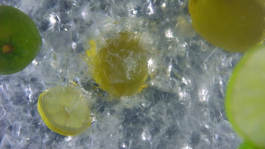2.5K高速摄影一个柠檬掉进冰水里