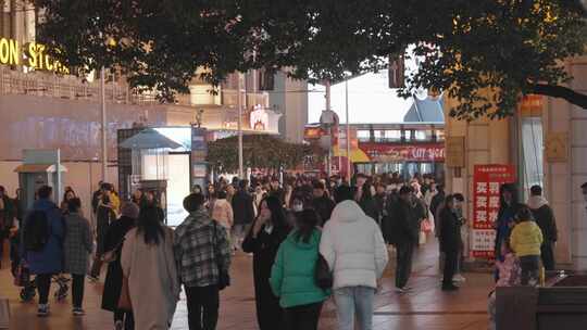 上海南京东路霓虹灯夜景人流