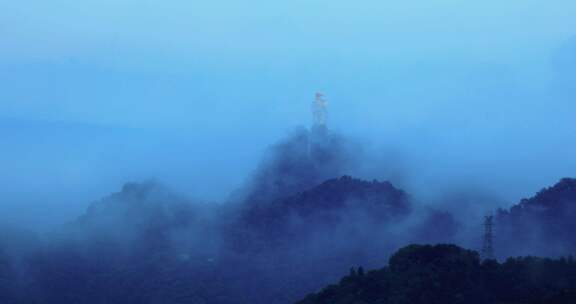 山城重庆南山大金鹰烟雨蒙蒙