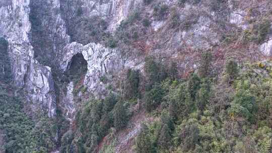 山林中独特的天然岩石拱门风景