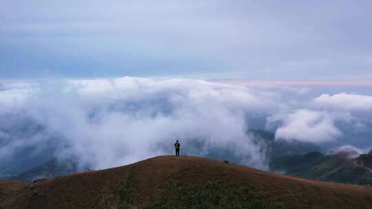 登山爬山徒步一个人的旅行背包客