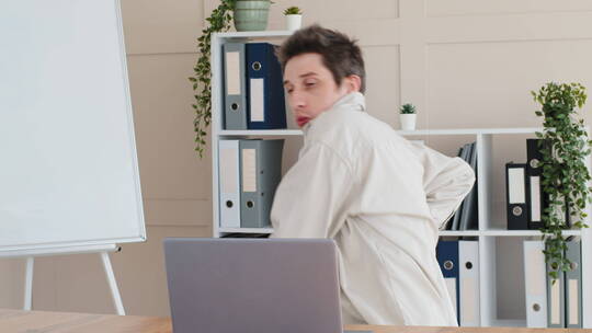 有趣的男性自由职业者在办公桌前玩笔记本电脑视频素材模板下载