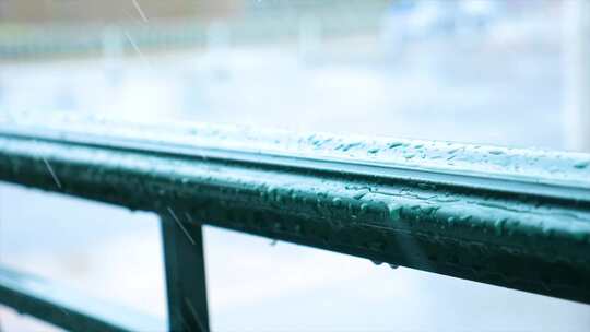 雨滴落在栏杆、窗台、车辆