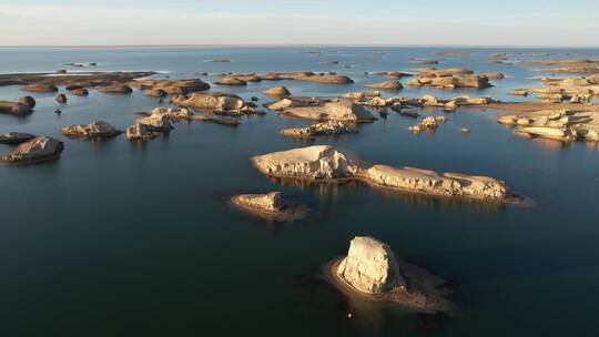 日落时分的青海乌素特水上雅丹地质公园