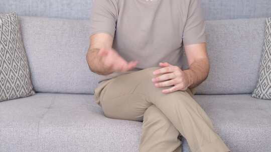 男人在沙发上说话的手视频素材模板下载