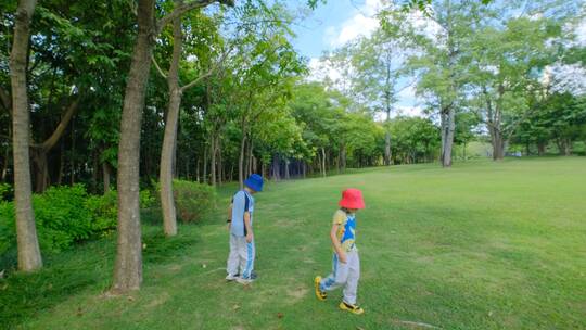 小朋友小学生亲近大自然草地玩耍奔跑视频素材模板下载