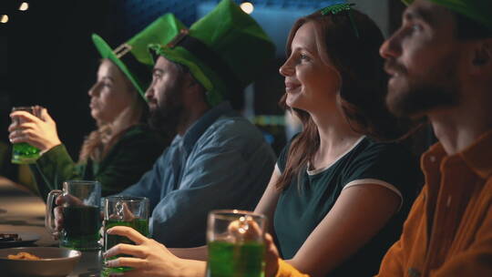 酒吧里看电视喝啤酒的朋友视频素材模板下载