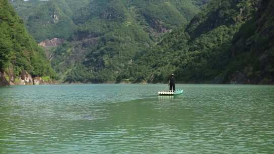 浙江温州泰顺县山水间划竹排01