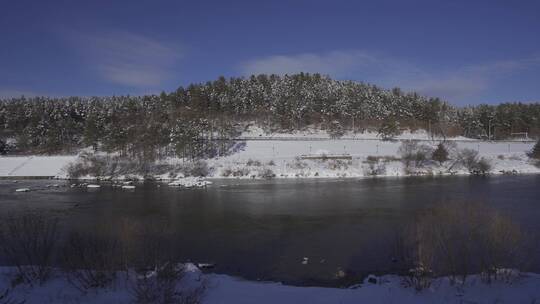 雪山河流