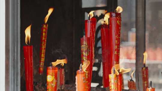 红色蜡烛点燃燃烧火焰寺庙