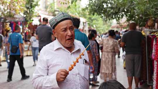 喀什老人吃烤面筋
