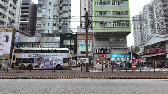 香港城市街道旁的有轨电车