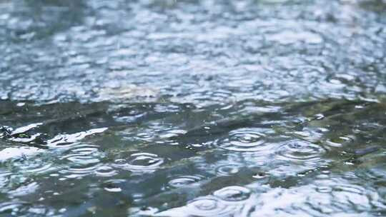 雨天雨水密集落下