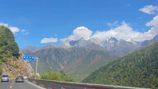 自驾游川藏线318国道折多山雪山公路风光视频素材模板下载