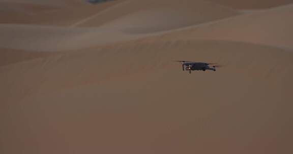 无人机在晚上飞越沙漠