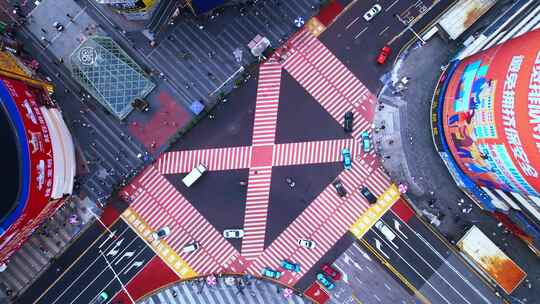 俯拍长沙黄兴步行街路口交通斑马线